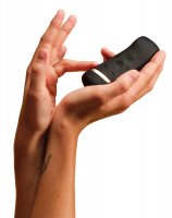 Voorbeeld: The Oh! Auflegevibrator schwarz – seitliche Ansicht in der Hand