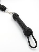 Voorbeeld: Geflochtener Flogger-Griff mit Handschlaufe – Detail