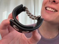 Voorbeeld: Leren cockstrap met twee kettingen