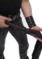 Voorbeeld: Lederflogger Impact – Handhabung mit ausgebreiteten Riemen
