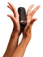Voorbeeld: The Oh! Smart Vibrator schwarz – Größenansicht zwischen den Händen